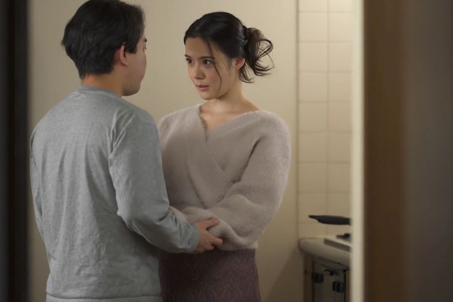 chi-gai-xinh-dep-tim-cau-em-trai-day-hon-truoc-ngay-lay-chong-va-cai-ket